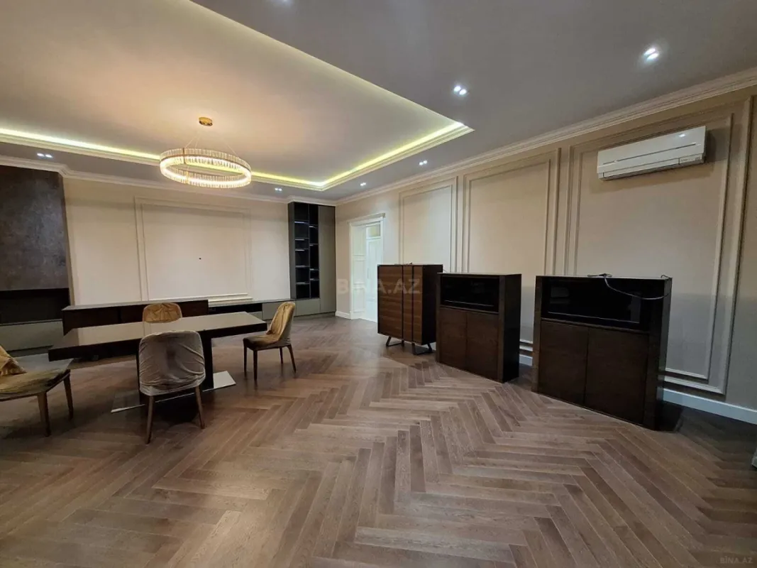 Satılır 4 otaqlı mənzil 235 m²