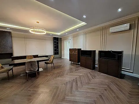 Satılır 4 otaqlı mənzil 235 m²