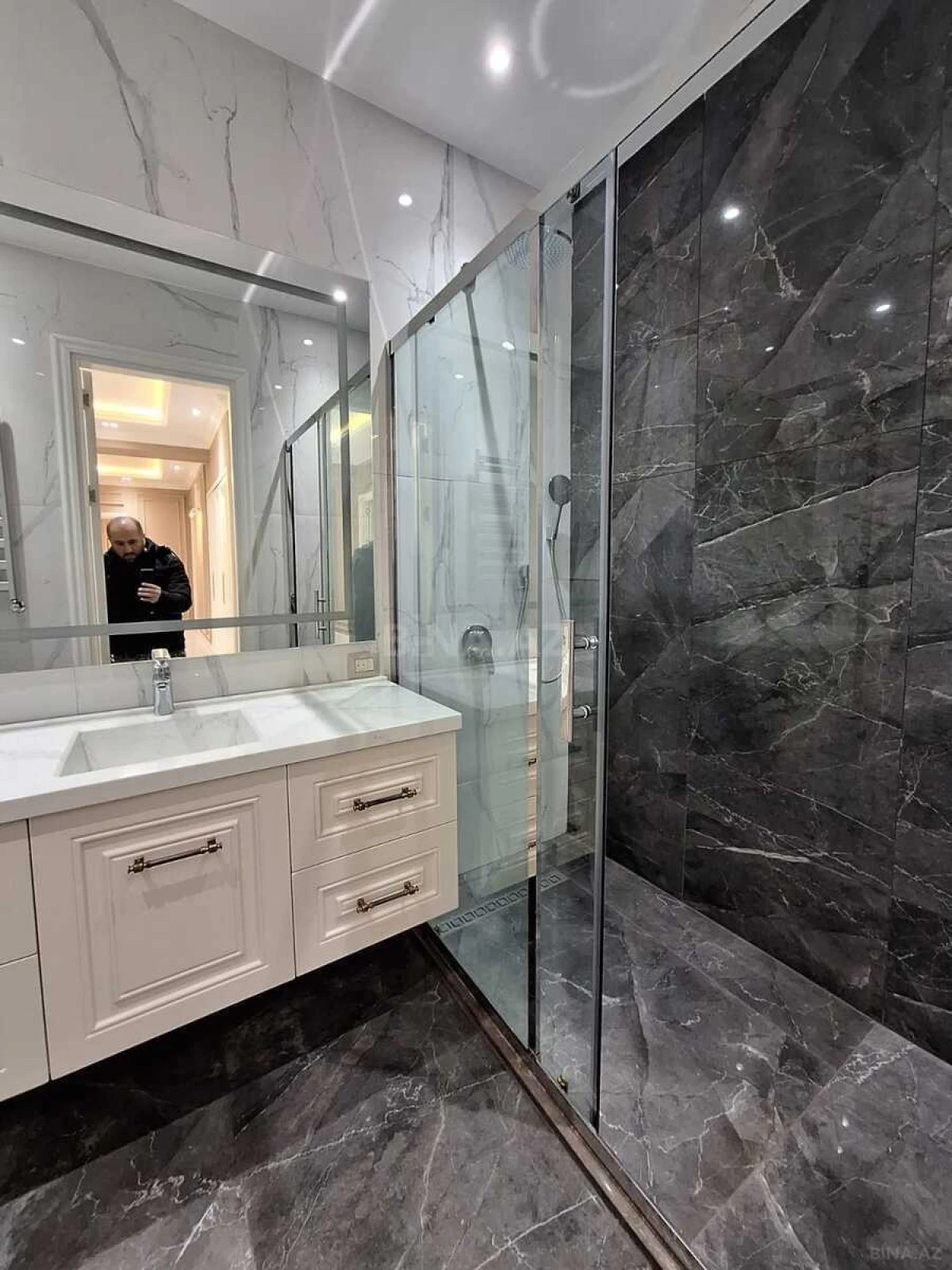 Satılır 4 otaqlı mənzil 235 m²