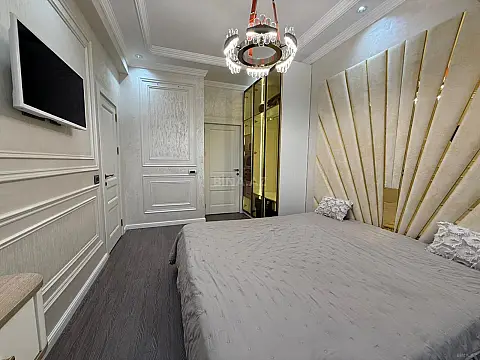 Satılır 4 otaqlı mənzil 130 m²