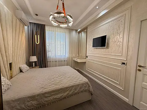 Satılır 4 otaqlı mənzil 130 m²