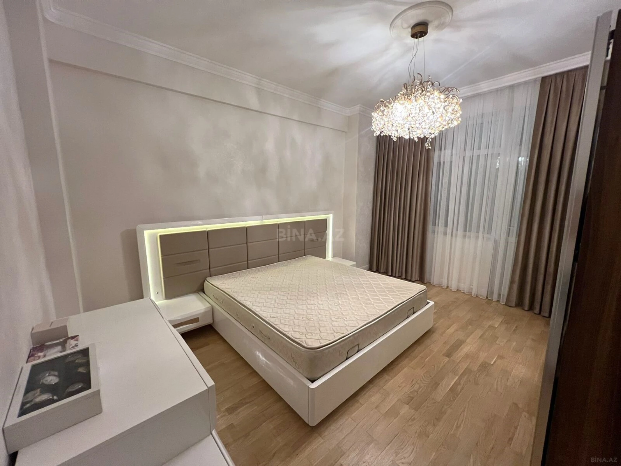 Satılır 4 otaqlı mənzil 175 m²