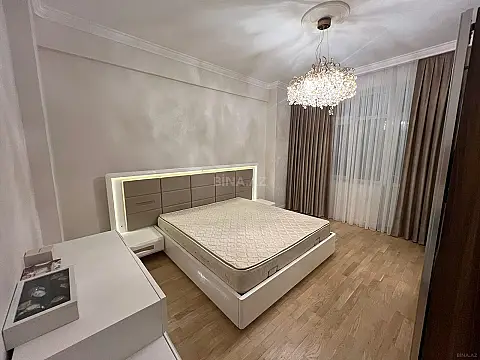 Satılır 4 otaqlı mənzil 175 m²