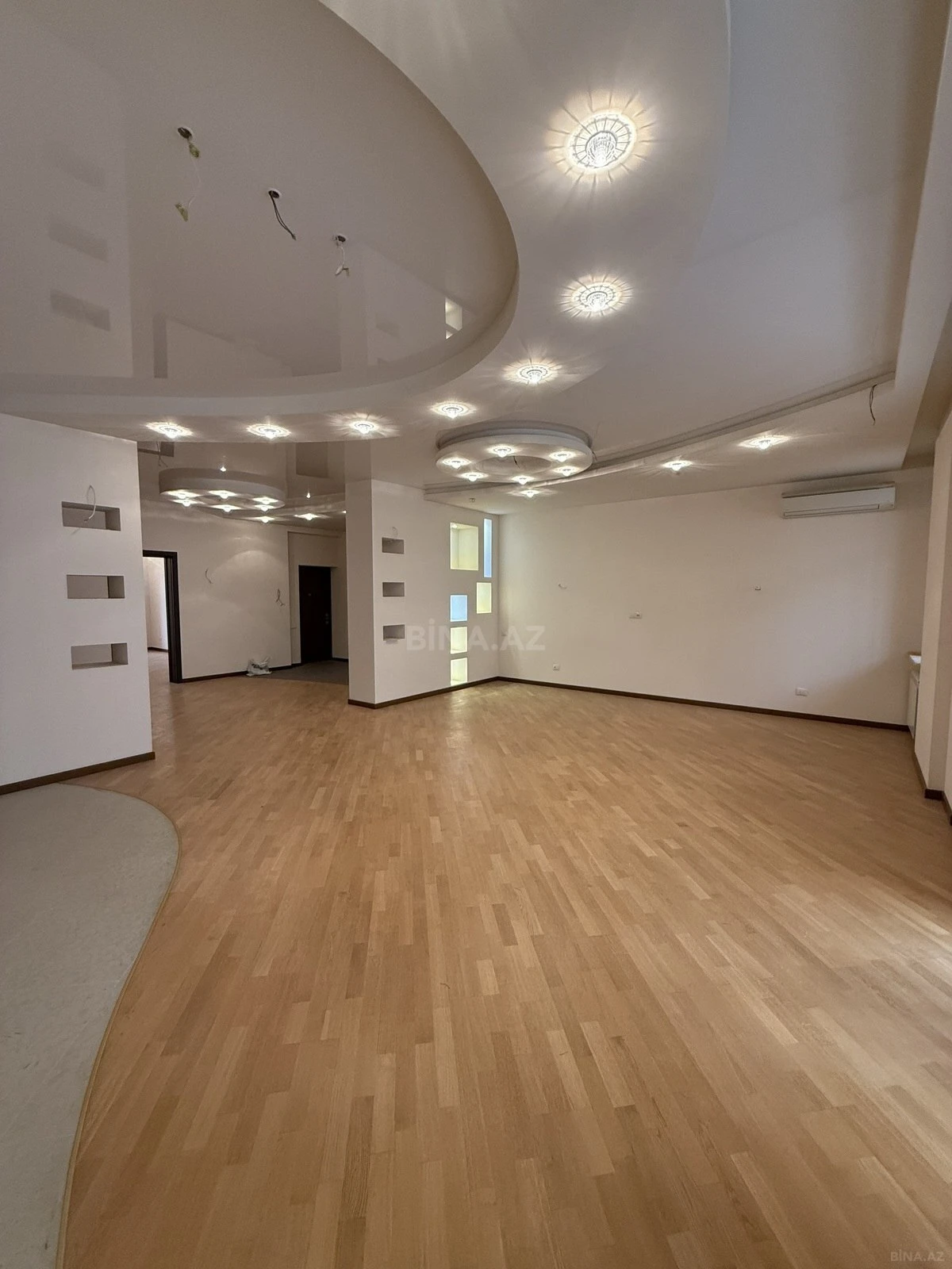 Satılır 3 otaqlı mənzil 135 m²