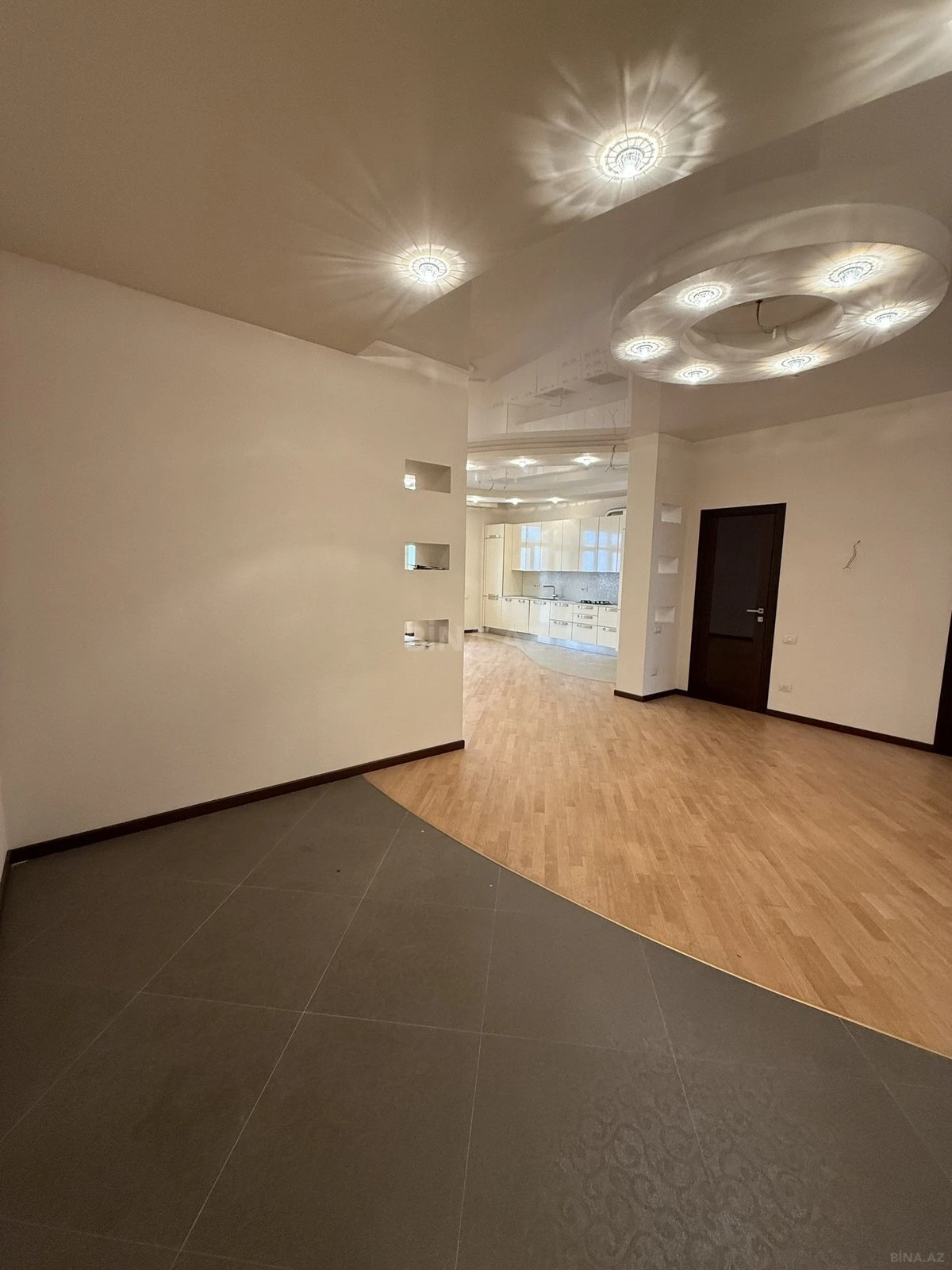Satılır 3 otaqlı mənzil 135 m²