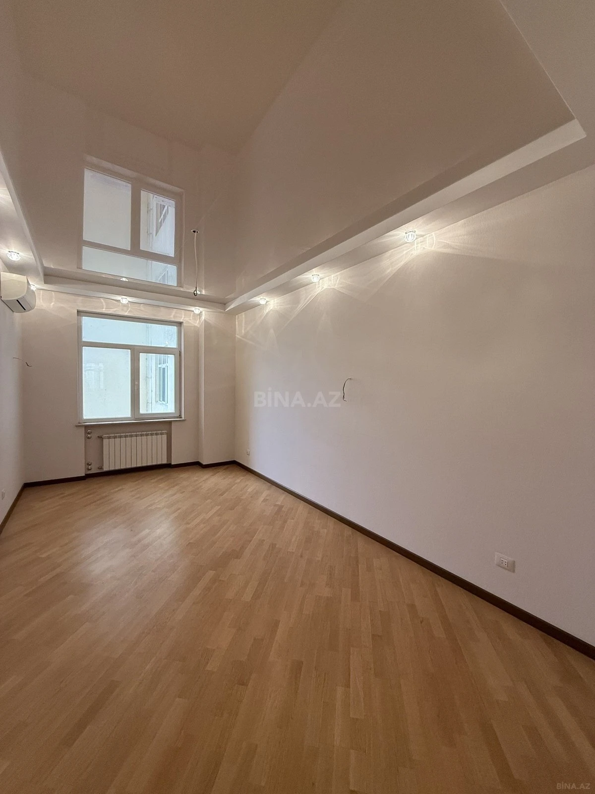 Satılır 3 otaqlı mənzil 135 m²
