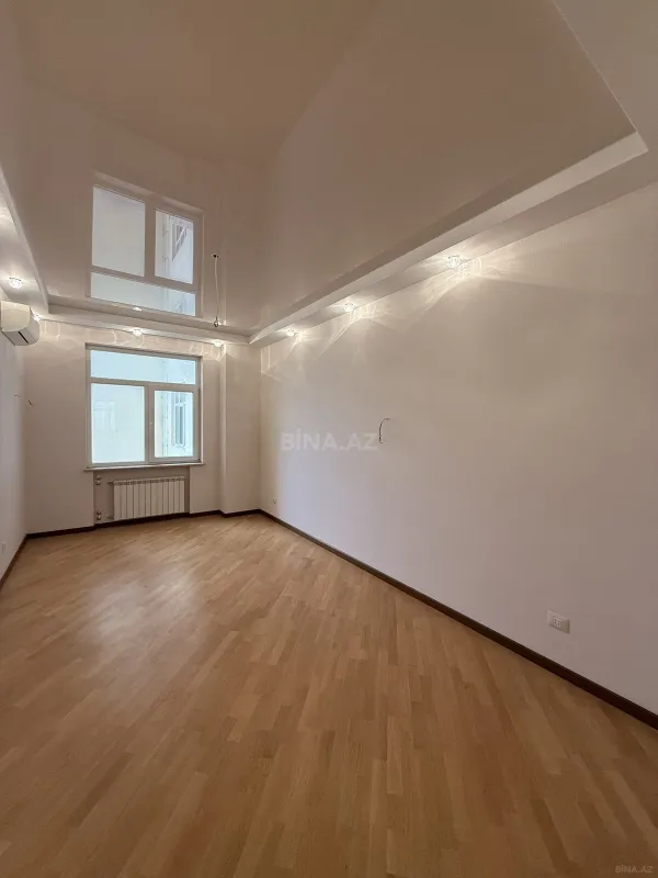 Satılır 3 otaqlı mənzil 135 m²