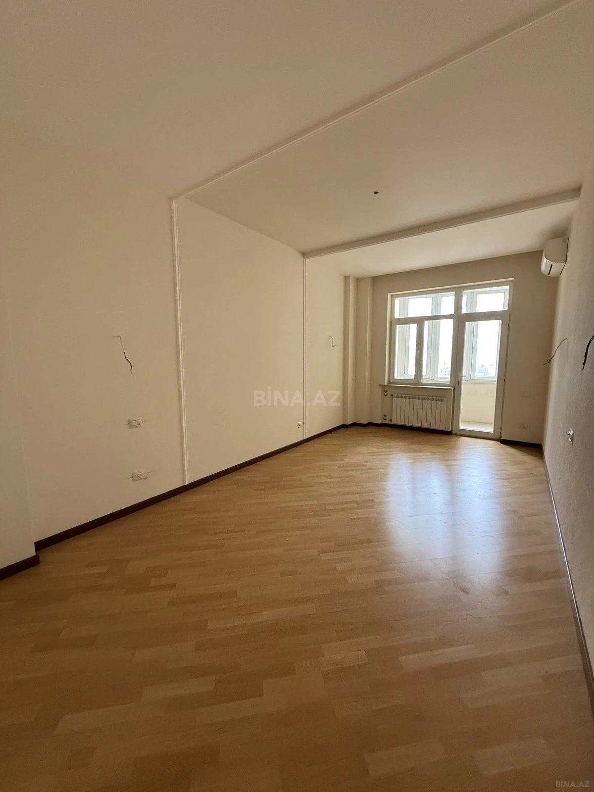 Satılır 3 otaqlı mənzil 135 m²