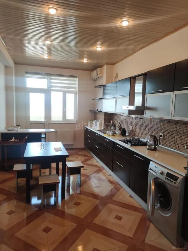 Kirayə verilir 4 otaqlı mənzil 142 m²