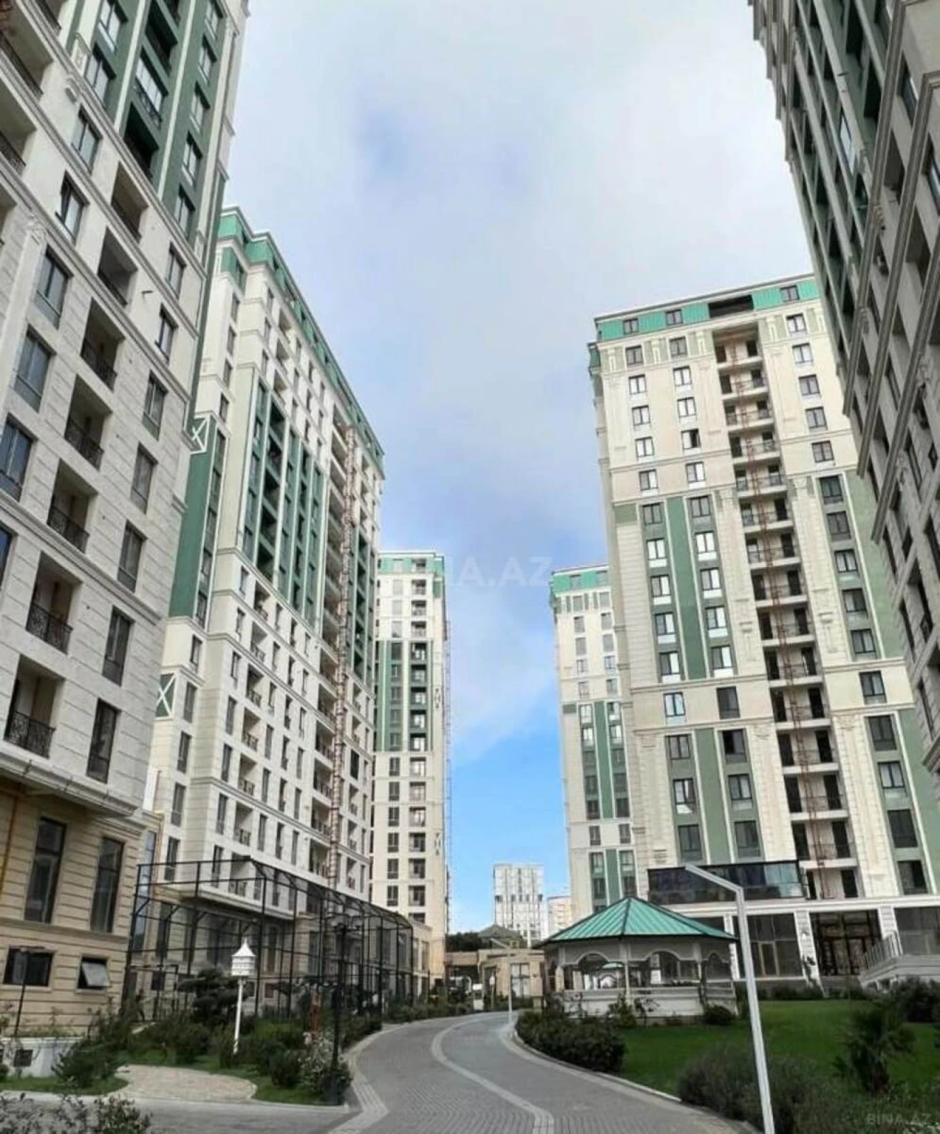 Satılır 3 otaqlı mənzil 142 m²