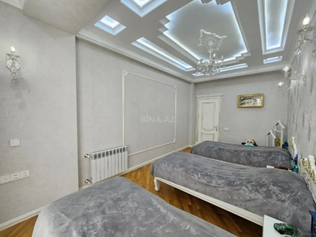 Satılır 3 otaqlı mənzil 142 m²