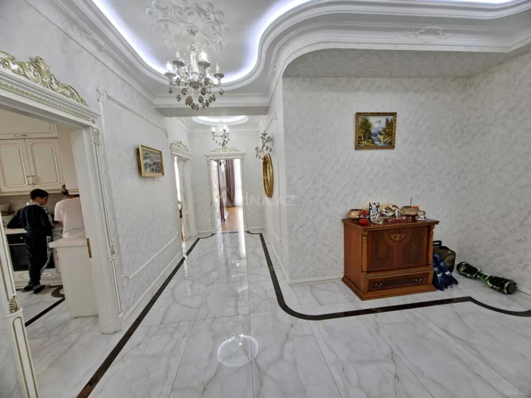 Satılır 3 otaqlı mənzil 142 m²