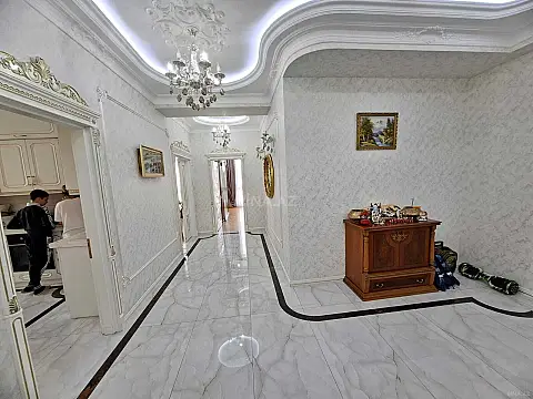 Satılır 3 otaqlı mənzil 142 m²