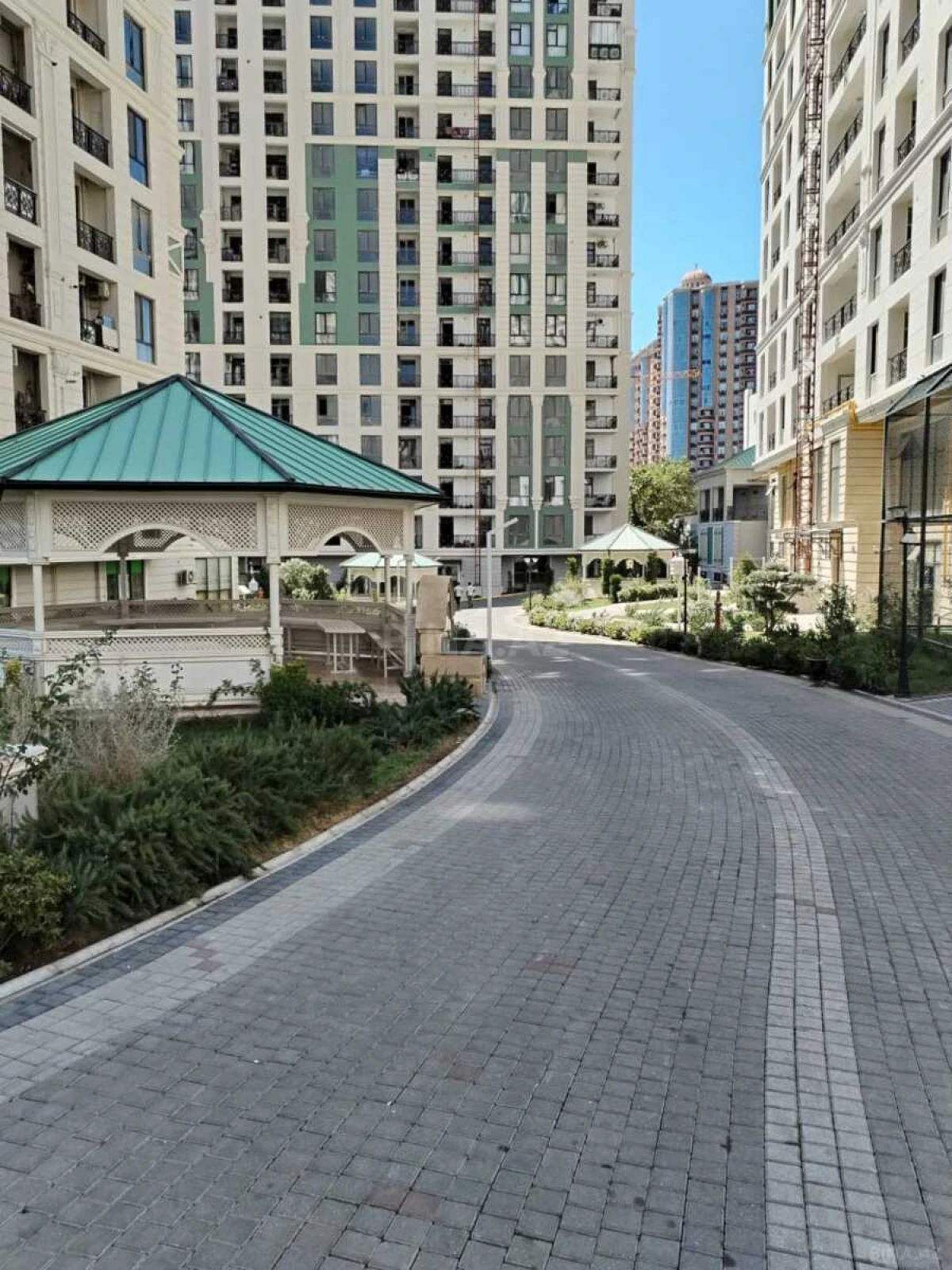 Satılır 3 otaqlı mənzil 142 m²