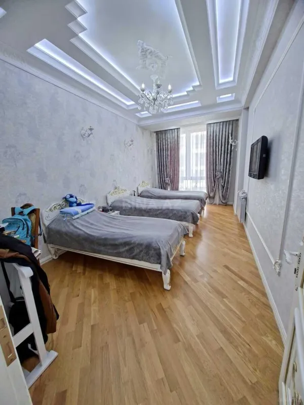 Satılır 3 otaqlı mənzil 142 m²