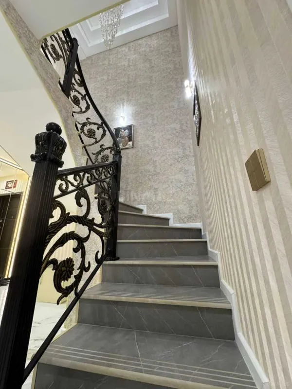 Satılır 5 otaqlı mənzil 147 m²