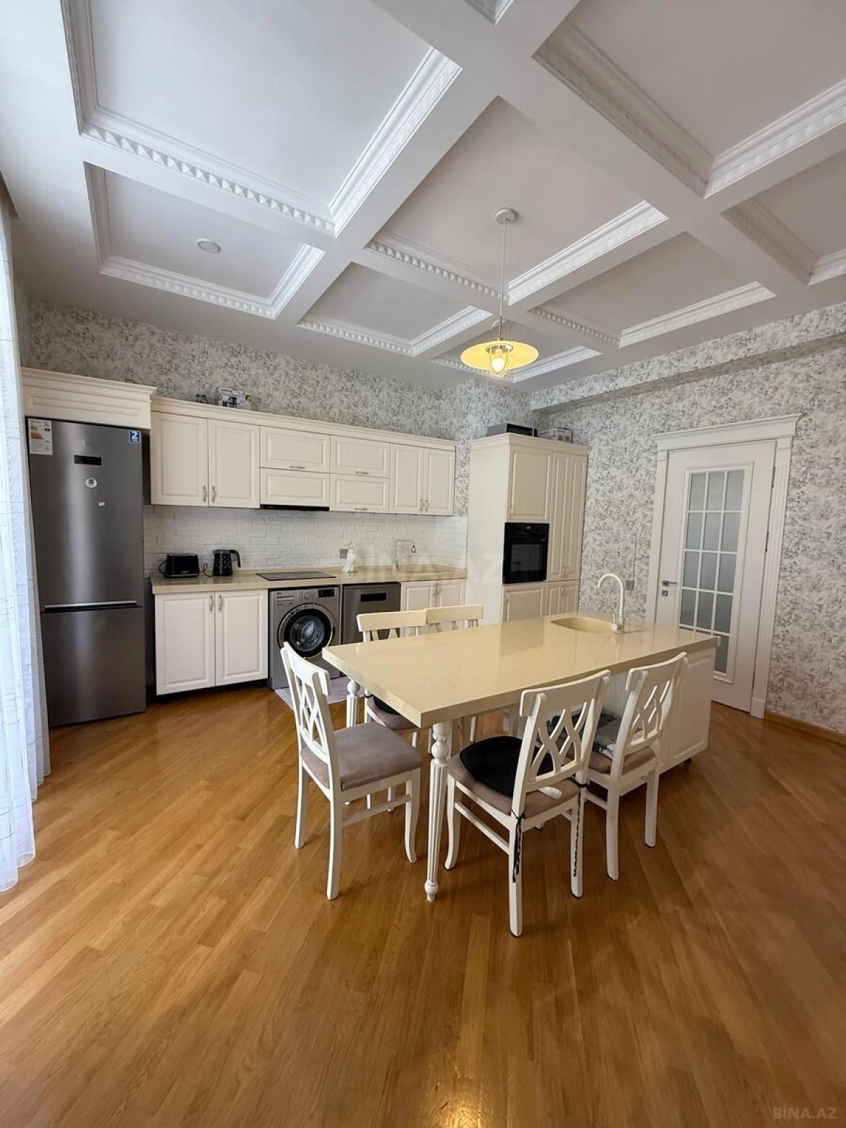 Kirayə verilir 4 otaqlı mənzil 210 m²