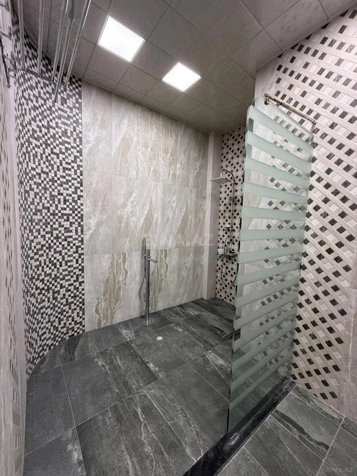 Kirayə verilir 4 otaqlı mənzil 210 m²