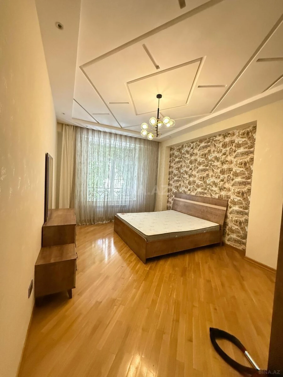 Kirayə verilir 4 otaqlı mənzil 210 m²