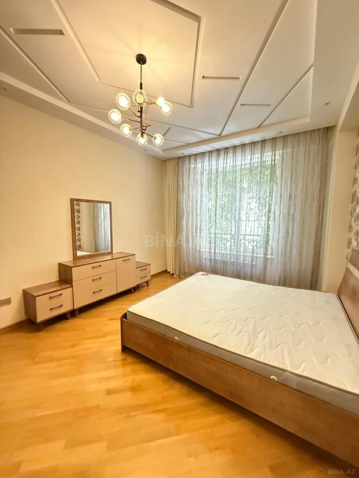 Kirayə verilir 4 otaqlı mənzil 210 m²