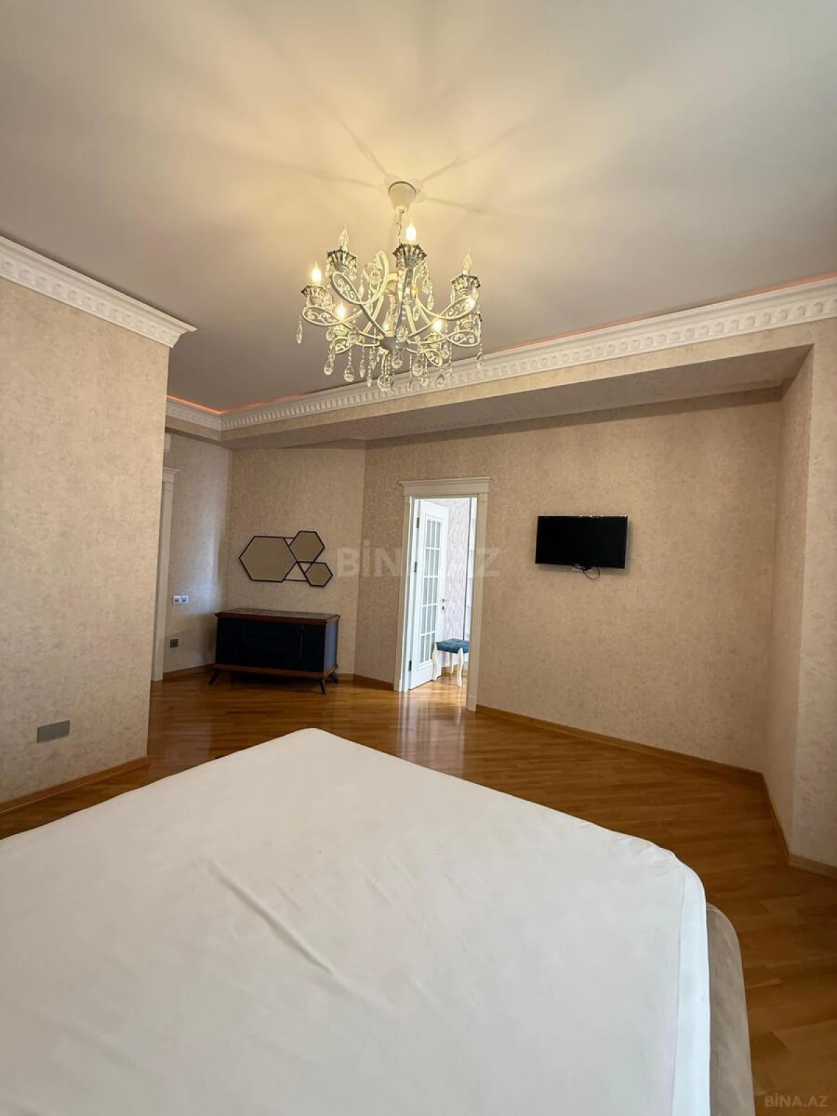 Kirayə verilir 4 otaqlı mənzil 210 m²