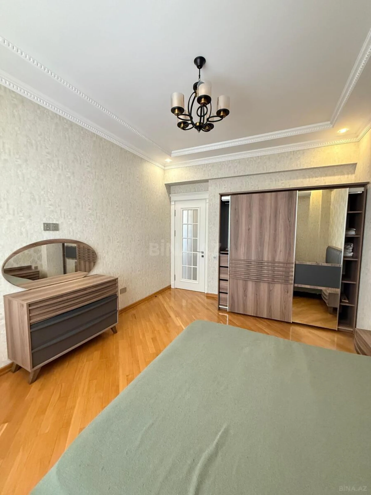 Kirayə verilir 4 otaqlı mənzil 210 m²