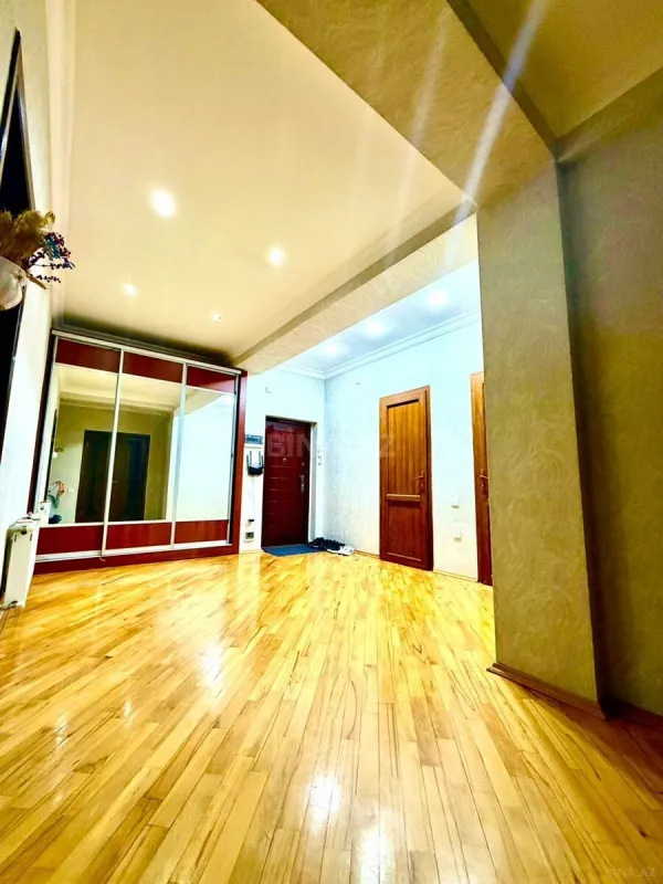 Satılır 2 otaqlı mənzil 102 m²