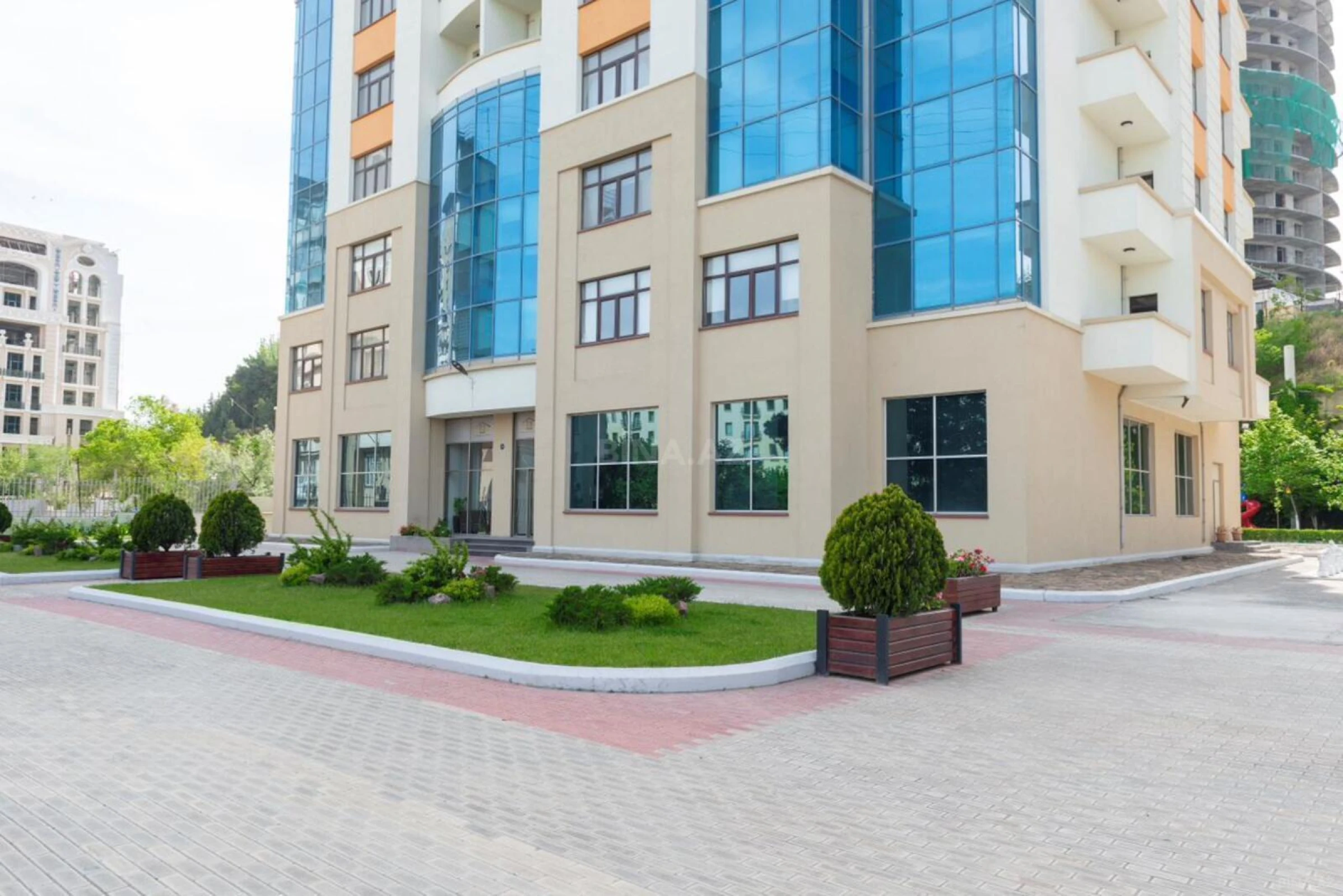 Kirayə verilir 4 otaqlı mənzil 210 m²