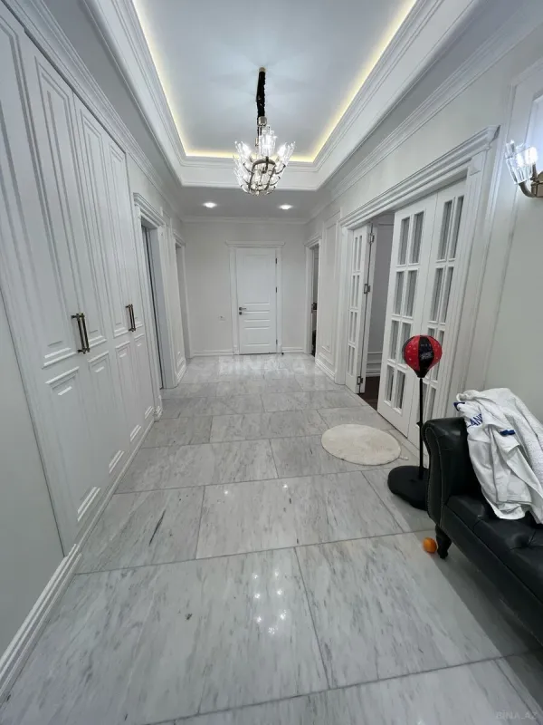 Satılır 3 otaqlı mənzil 131 m²