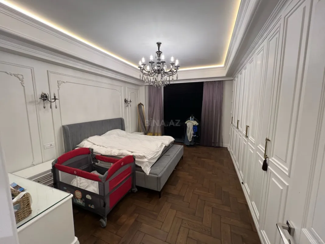 Satılır 3 otaqlı mənzil 131 m²