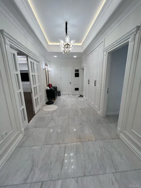 Satılır 3 otaqlı mənzil 131 m²