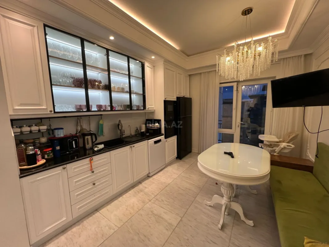 Satılır 3 otaqlı mənzil 131 m²