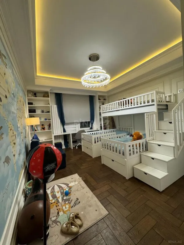 Satılır 3 otaqlı mənzil 131 m²
