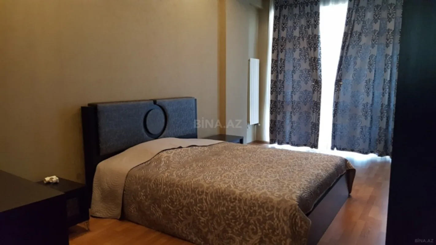 Satılır 3 otaqlı mənzil 145 m²