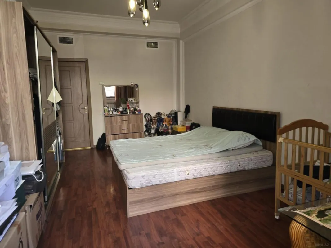Satılır 4 otaqlı mənzil 161 m²