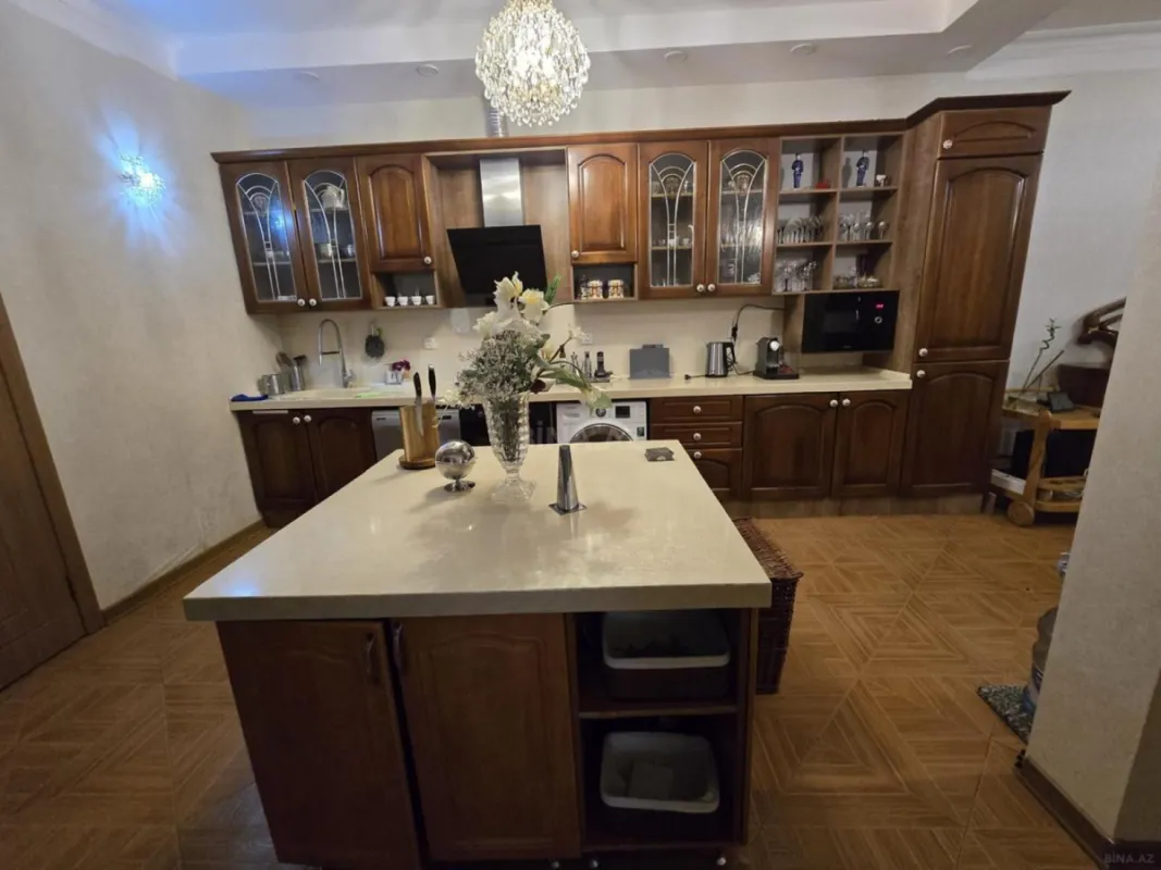 Satılır 4 otaqlı mənzil 161 m²