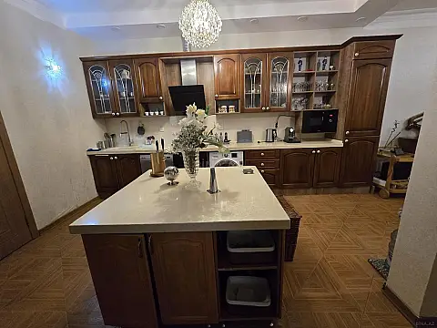 Satılır 4 otaqlı mənzil 161 m²