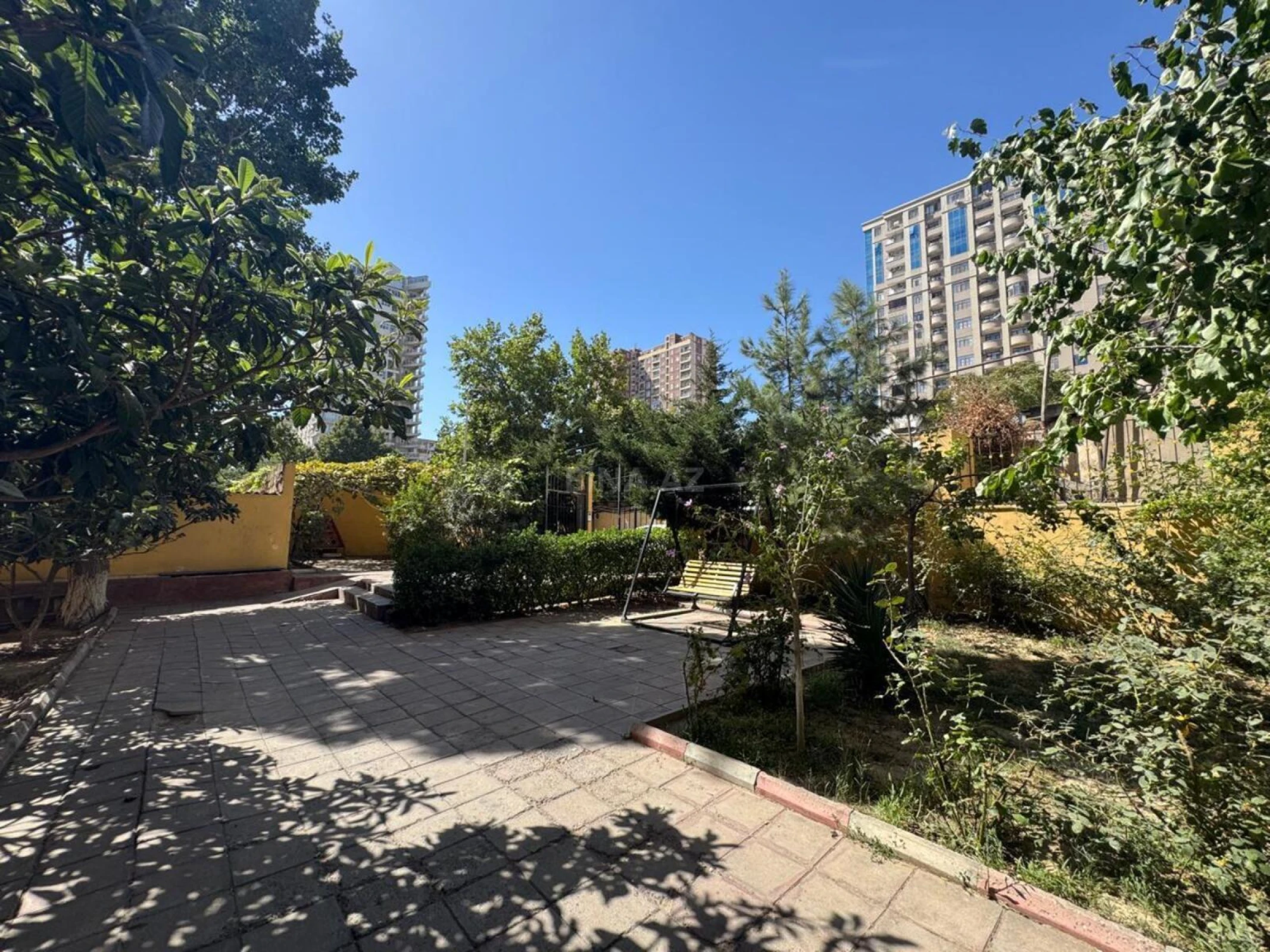 Satılır 4 otaqlı mənzil 161 m²