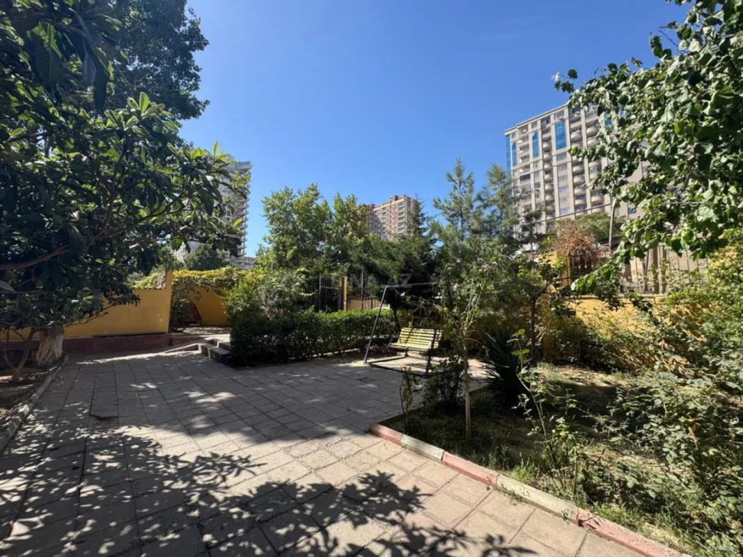 Satılır 4 otaqlı mənzil 161 m²