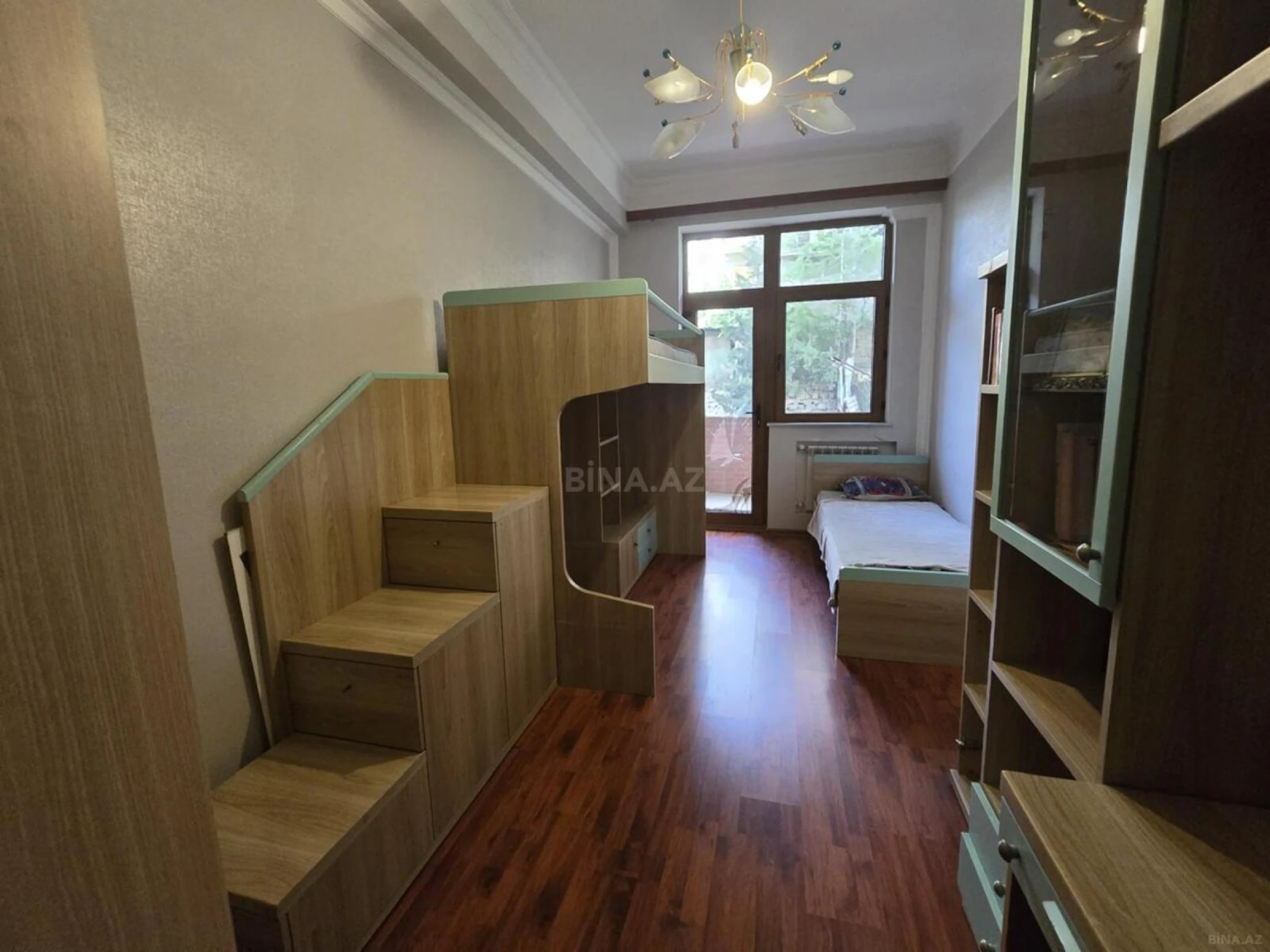 Satılır 4 otaqlı mənzil 161 m²