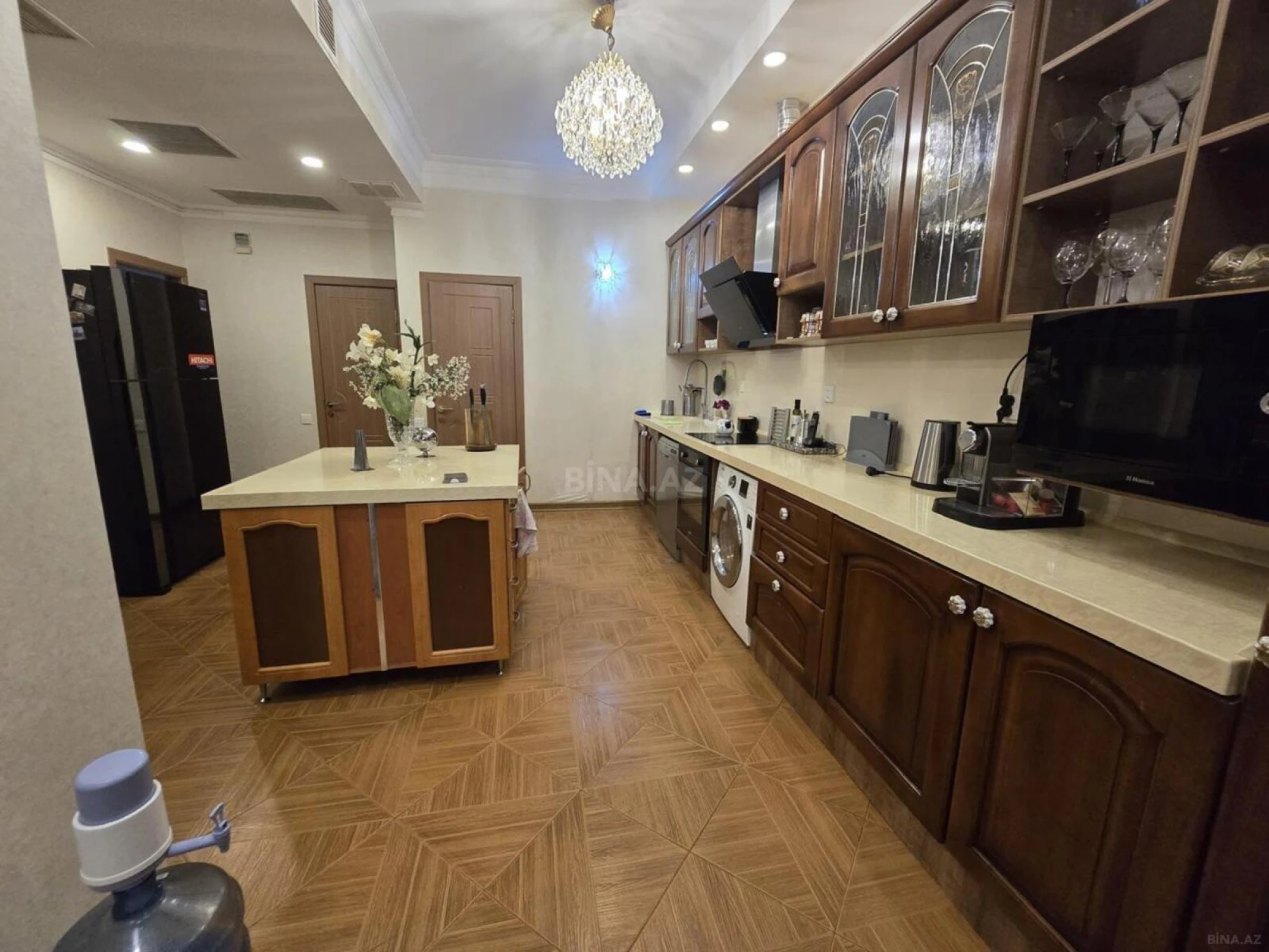 Satılır 4 otaqlı mənzil 161 m²