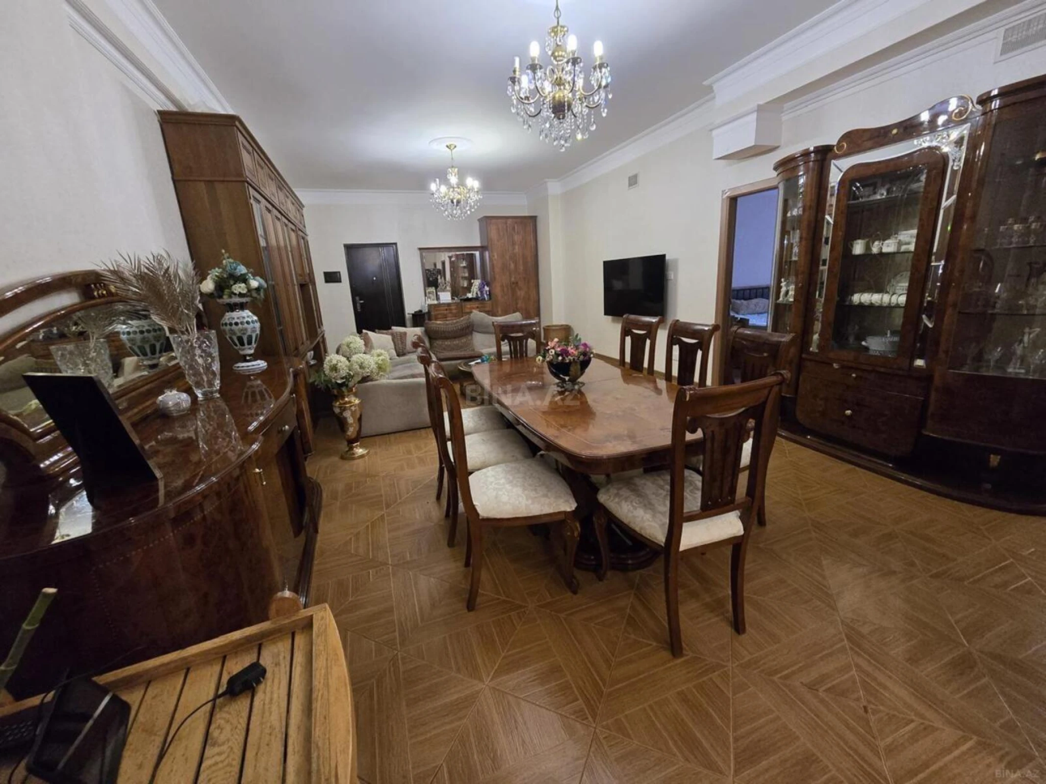 Satılır 4 otaqlı mənzil 161 m²