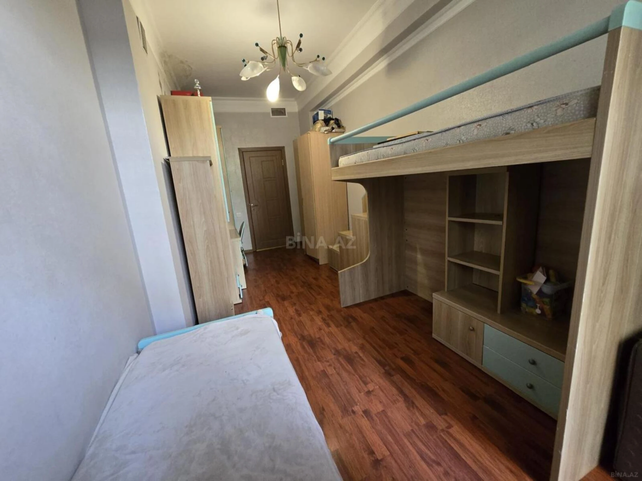 Satılır 4 otaqlı mənzil 161 m²