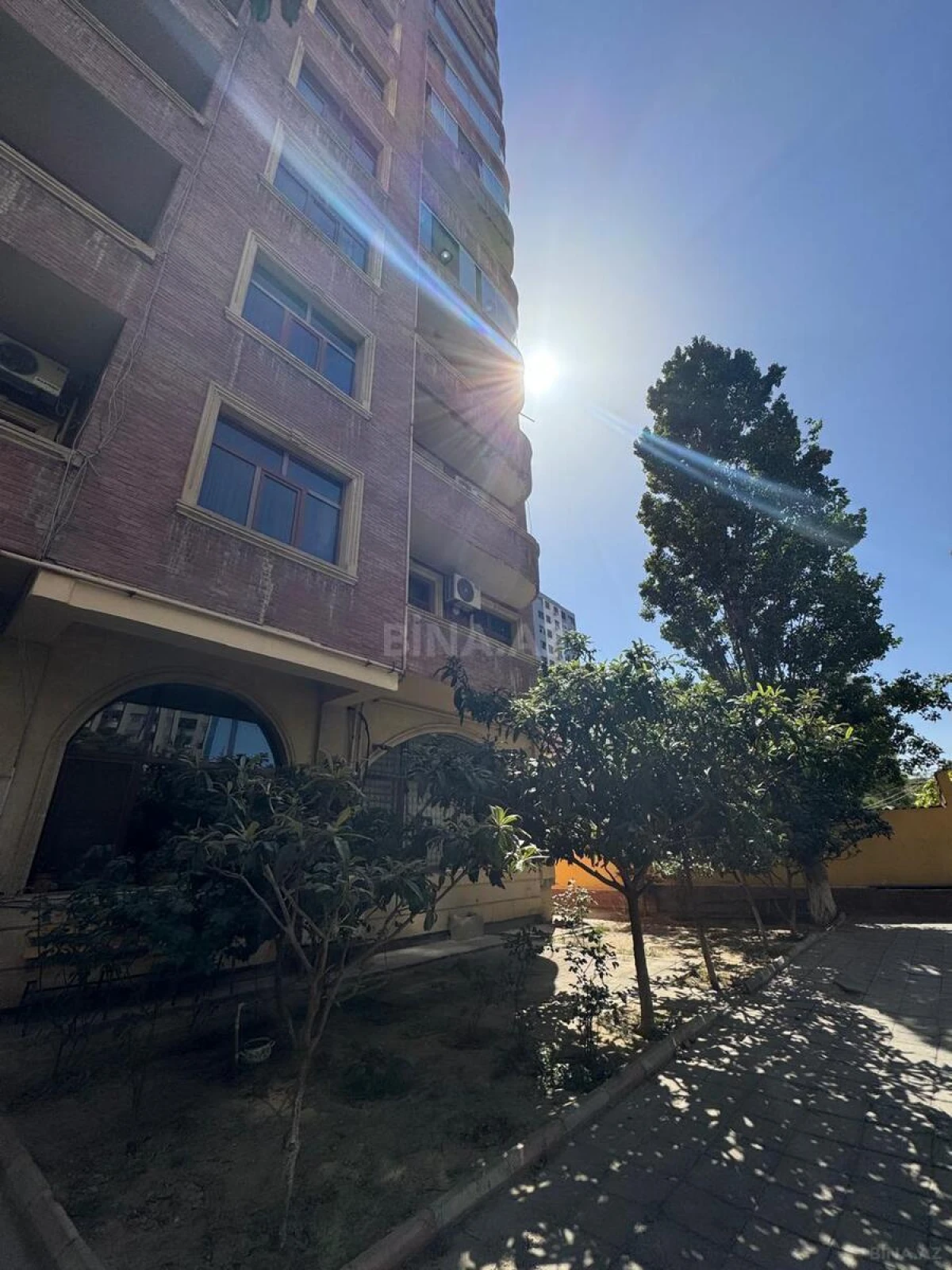 Satılır 4 otaqlı mənzil 161 m²