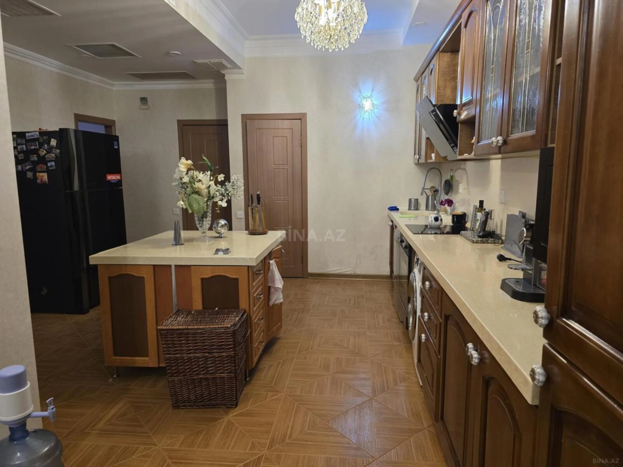 Satılır 4 otaqlı mənzil 161 m²
