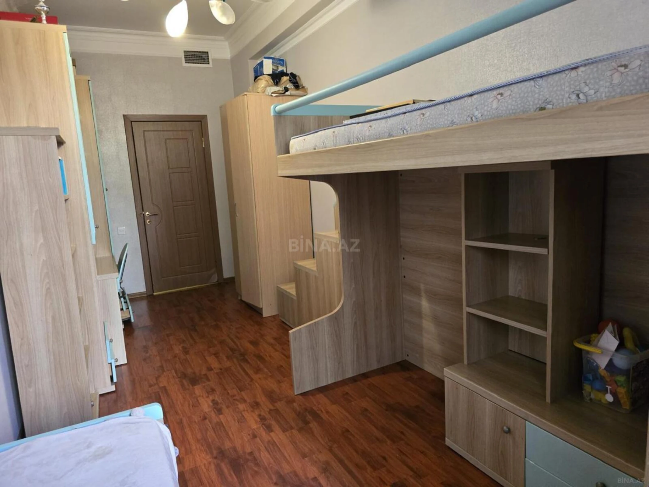 Satılır 4 otaqlı mənzil 161 m²