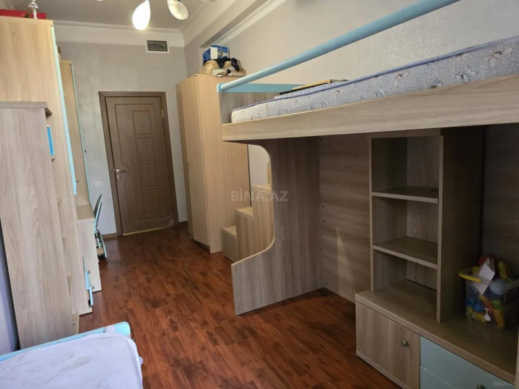 Satılır 4 otaqlı mənzil 161 m²