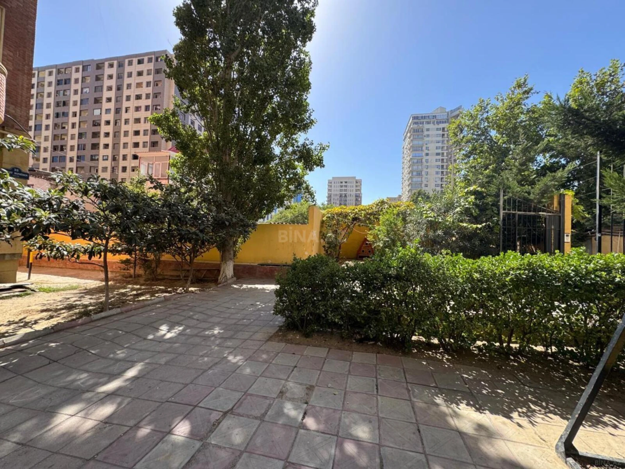 Satılır 4 otaqlı mənzil 161 m²