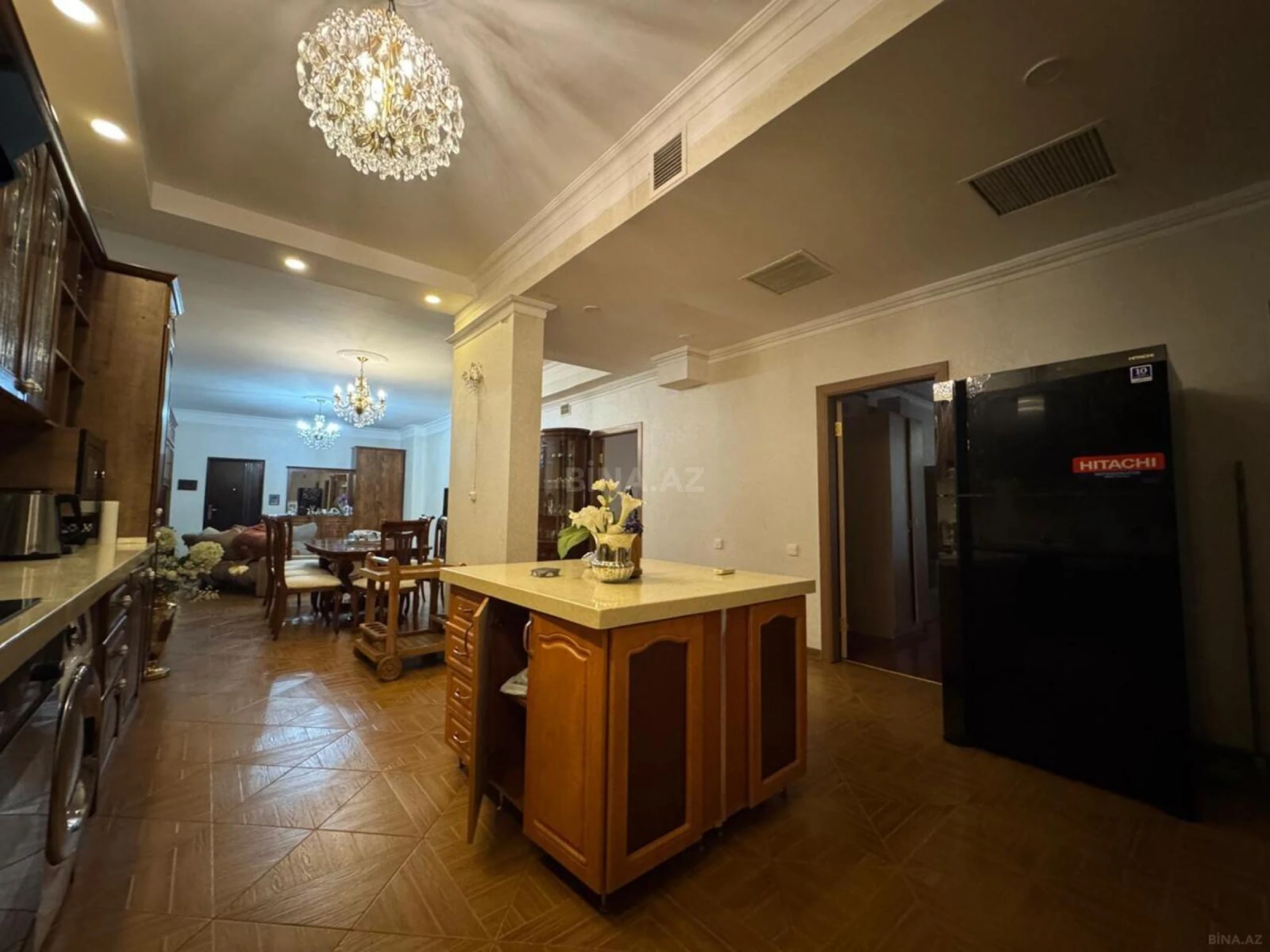 Satılır 4 otaqlı mənzil 161 m²