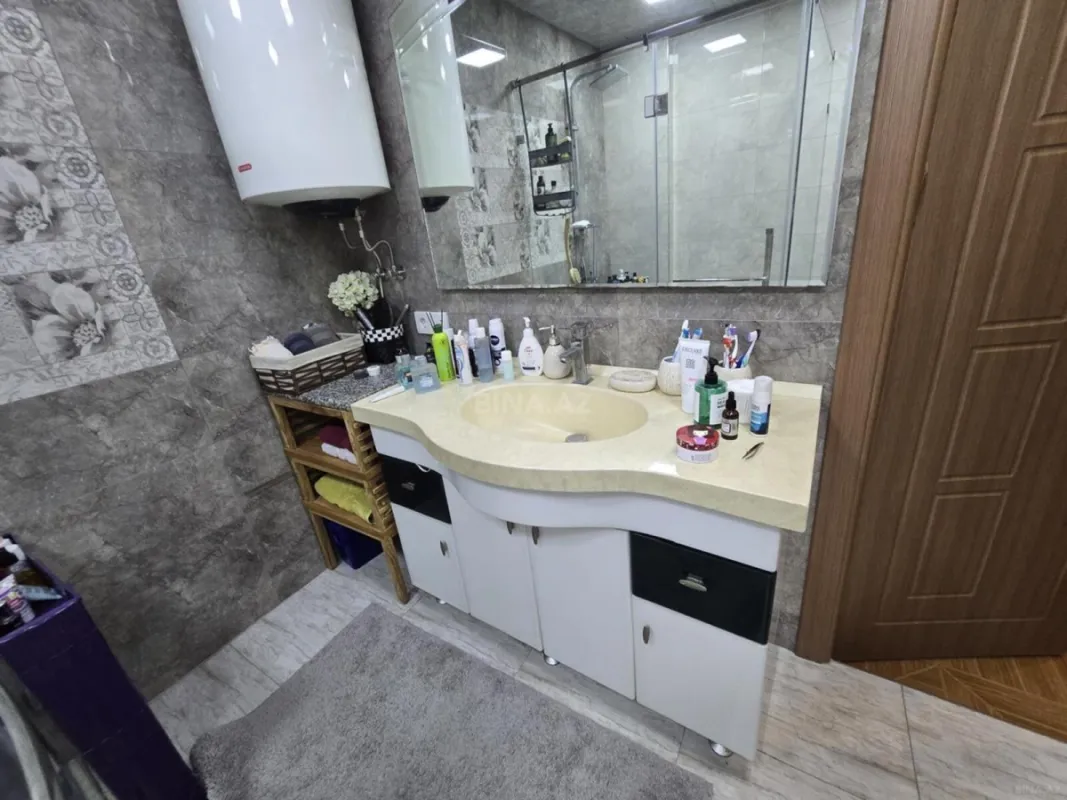 Satılır 4 otaqlı mənzil 161 m²